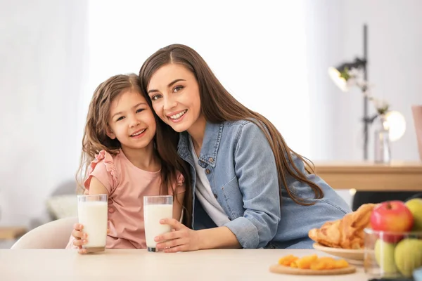 Мати Дочка Снідають Молоком Столом — стокове фото