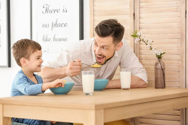 Baba Oğul Kahvaltı Süt Ile Masada Olması — Stok fotoğraf