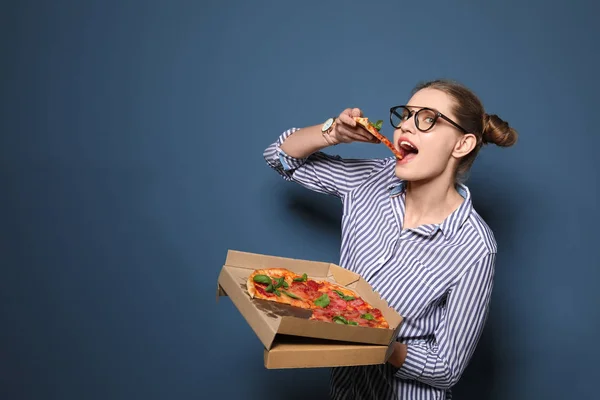 Jolie Jeune Femme Avec Une Délicieuse Pizza Sur Fond Couleur — Photo