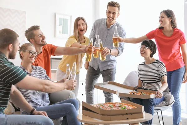 Jovens Divertindo Festa Com Deliciosa Pizza Dentro Casa — Fotografia de Stock