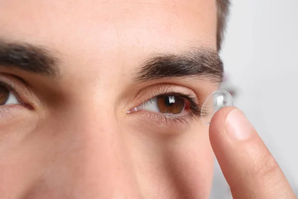 Joven Poniendo Lentes Contacto Ojo Primer Plano —  Fotos de Stock