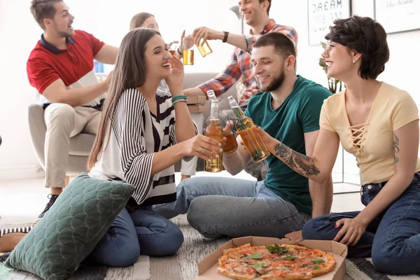 Jonge Mensen Plezier Partij Met Heerlijke Pizza Binnenshuis — Stockfoto