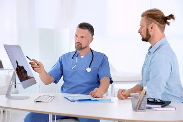 Mann Mit Gesundheitlichen Problemen Besucht Urologen Krankenhaus — Stockfoto