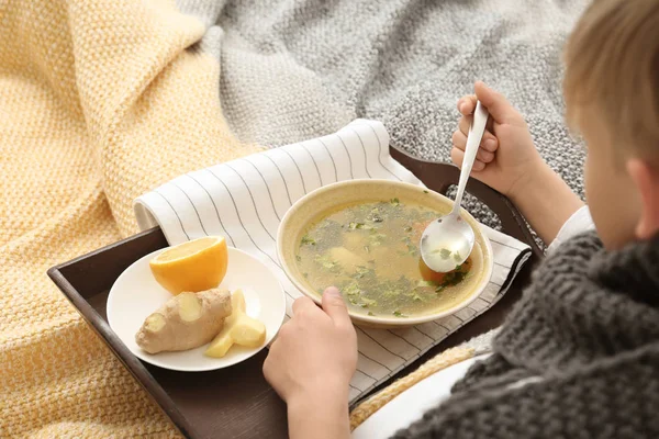 Niño Enfermo Comiendo Caldo Para Curar Frío Cama Casa —  Fotos de Stock