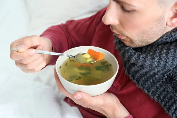 Zieke Jongeman Eten Van Bouillon Genezen Koud Bed Thuis — Stockfoto