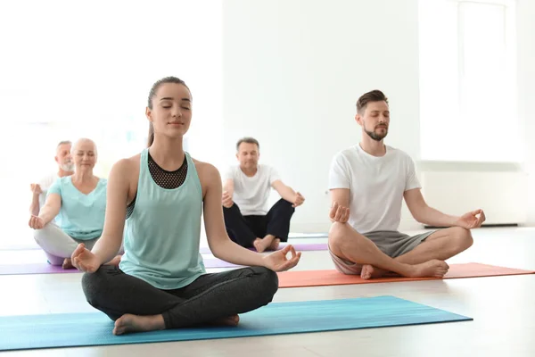 Grupul Oameni Îmbrăcăminte Sportivă Care Practică Yoga Interior — Fotografie, imagine de stoc