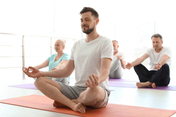 Grupul Oameni Îmbrăcăminte Sportivă Care Practică Yoga Interior — Fotografie, imagine de stoc