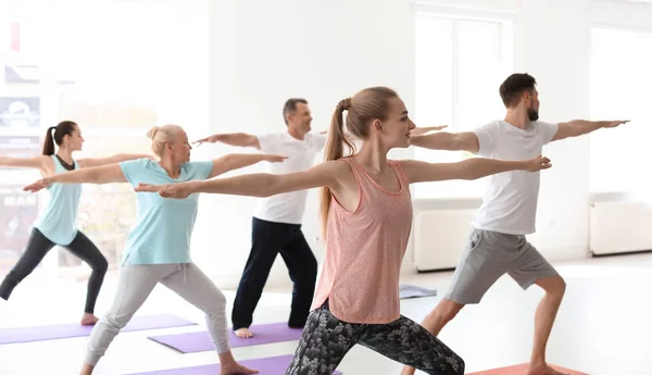 Grupul Oameni Îmbrăcăminte Sportivă Care Practică Yoga Interior — Fotografie, imagine de stoc