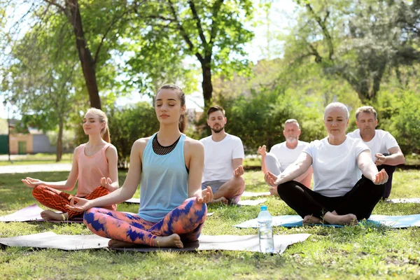 Pratik yoga Park güneşli günde gurup