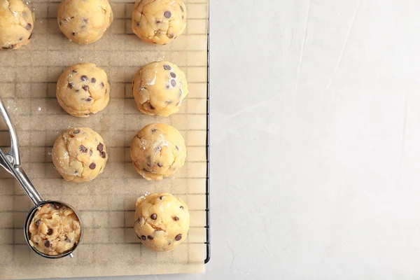 Ruwe Koekjesdeeg Met Chocolade Chips Primeur Perkamentpapier Bovenaanzicht — Stockfoto