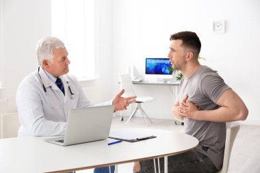 Erkek doktor hastada klinik çalışma. Kardiyoloji Danışma