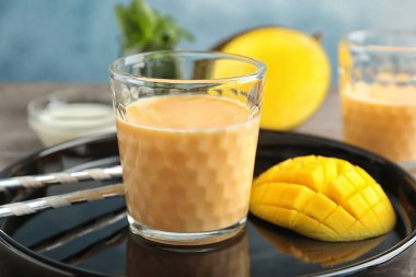 Sağlıklı detoks güler yüzlü ve mango tepsi ile cam