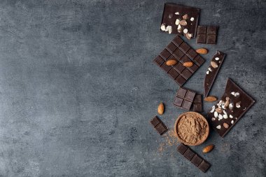 Kase ve lezzetli çikolata fındık karanlık tablo, üstten görünüm ile kakao tozu