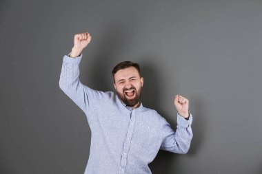 Renk arka plan üzerinde yakışıklı sakallı adam portresi