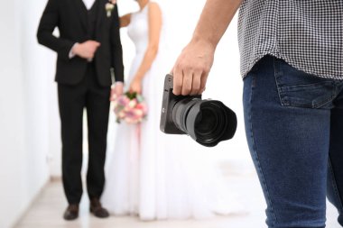 Kamera ve evlilik çift Studio profesyonel fotoğrafçı