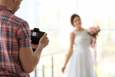 Profesyonel fotoğrafçı ile fotoğraf makinesi ve Studio güzel gelin