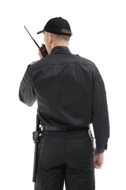 Erkek güvenlik görevlisi taşınabilir radyo vericisi beyaz arka plan üzerinde kullanma