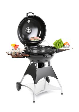 Modern Barbekü ızgara beyaz zemin üzerine lezzetli yemekler ile