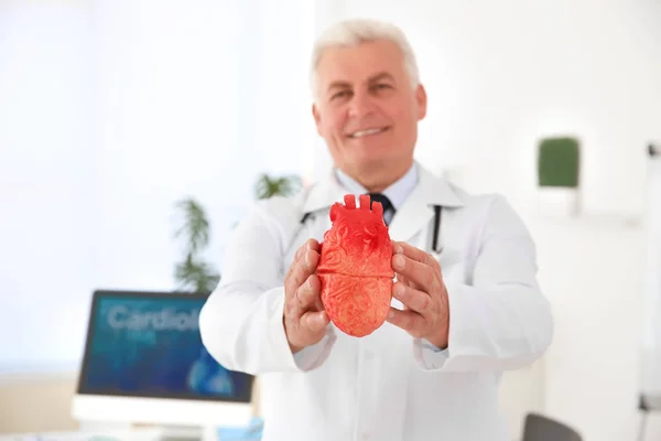 Médico Varón Sosteniendo Modelo Corazón Clínica Centro Cardiología — Foto de Stock