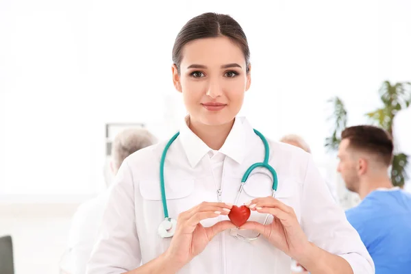 Kadın Doktor Klinikte Küçük Kalp Tutan Kardiyoloji Merkezi — Stok fotoğraf