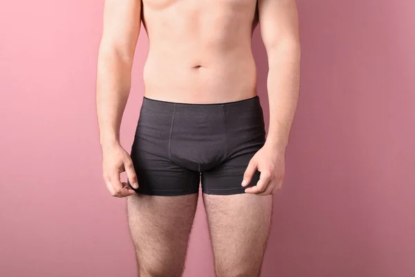 Attraktiver Junger Mann Unterwäsche Auf Farbigem Hintergrund — Stockfoto