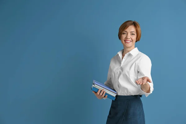 Porträt Einer Lehrerin Mit Notizbüchern Auf Farbigem Hintergrund — Stockfoto