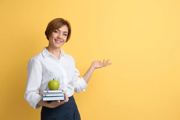 Portret Nauczycielka Notebooków Apple Kolor Tła — Zdjęcie stockowe