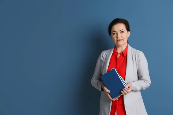 Porträt Einer Lehrerin Mit Notizbüchern Auf Farbigem Hintergrund — Stockfoto