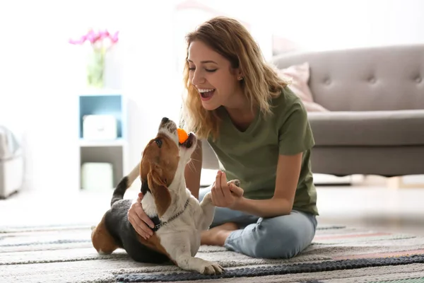 Jeune Femme Jouant Avec Son Chien Maison — Photo