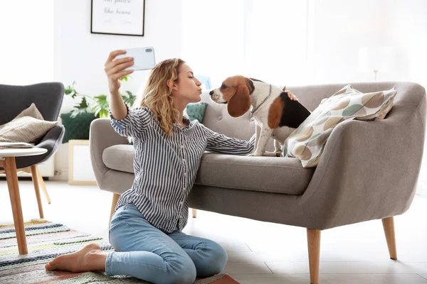 Junge Frau Macht Selfie Mit Ihrem Hund Hause — Stockfoto