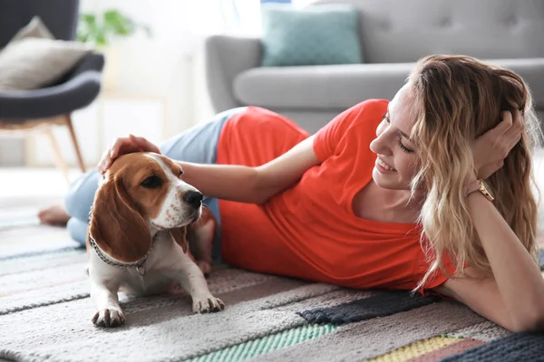 Jeune Femme Avec Son Chien Maison — Photo