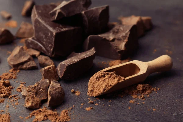 Colher Com Cacau Chocolate Saboroso Mesa Escura — Fotografia de Stock