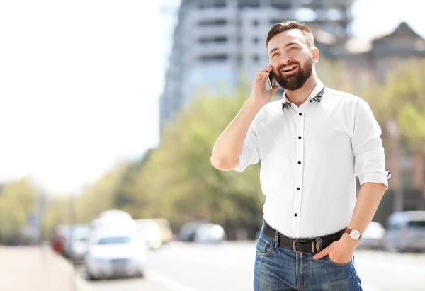 Retrato Jovem Falando Telefone Livre — Fotografia de Stock