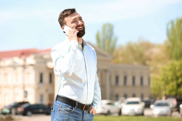 屋外の電話で話している若い男の肖像 — ストック写真