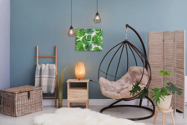Elegante Wohnzimmereinrichtung Mit Hängendem Sessel Und Unscharfem Teppich — Stockfoto