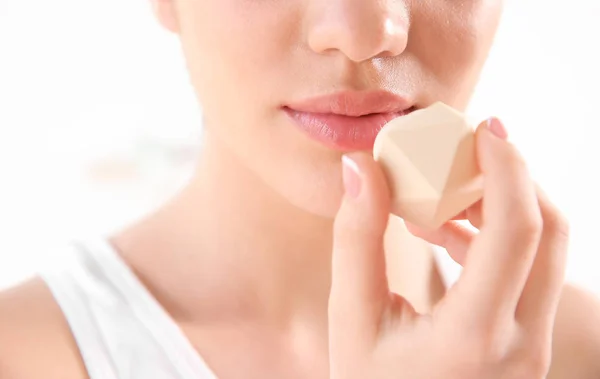 Młoda Kobieta Stosując Balsam Jej Usta Przed Jasnym Tle Zbliżenie — Zdjęcie stockowe