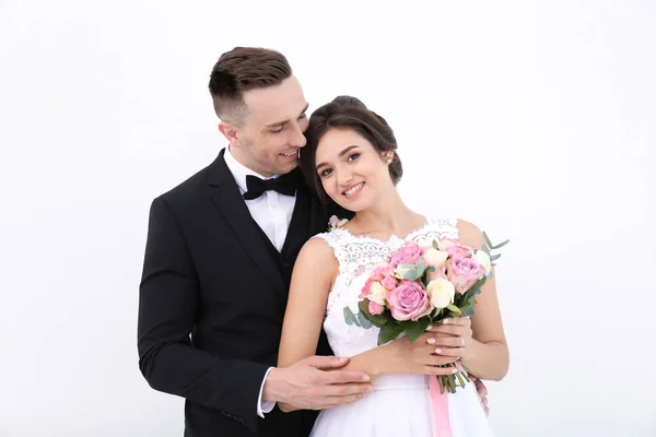 Giovane Bello Sposo Bella Sposa Con Bouquet Sfondo Bianco — Foto Stock