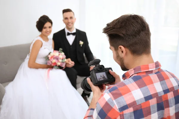 Profi Fotós Kamera Esküvő Házaspár Stúdió — Stock Fotó