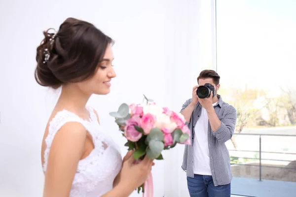 Professional Photographer Taking Photo Wedding Couple Studio — Stock Photo, Image