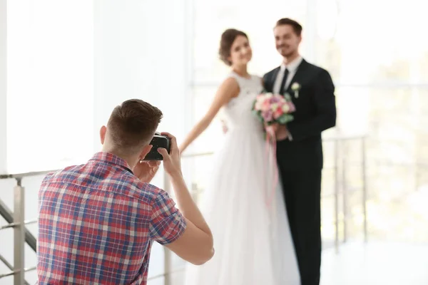 Profesjonalny Fotograf Przy Fotografia Ślubna Pary Studio — Zdjęcie stockowe