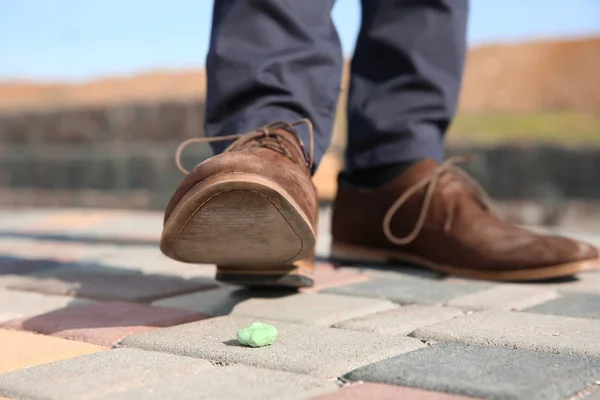 Man Stepping Chewing Gum Sidewalk Concept Stickiness — Stock Photo, Image