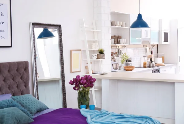 时尚的公寓内部与现代厨房 家居设计理念 — 图库照片