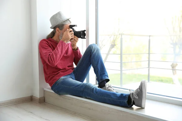 Male Photographer Professional Camera Window Sill Indoors — Stock Photo, Image