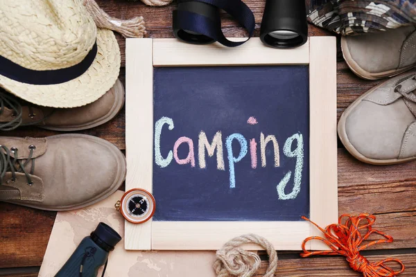 Tasainen Lay Koostumus Camping Laitteet Puinen Tausta — kuvapankkivalokuva