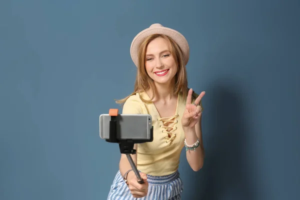 Jovem Atraente Tomando Selfie Fundo Cor — Fotografia de Stock