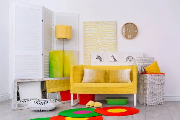 Εσωτερικό Κομψό Καθιστικό Άνετο Καναπέ Σχεδιασμό Σπίτι Στα Χρώματα Του — Φωτογραφία Αρχείου