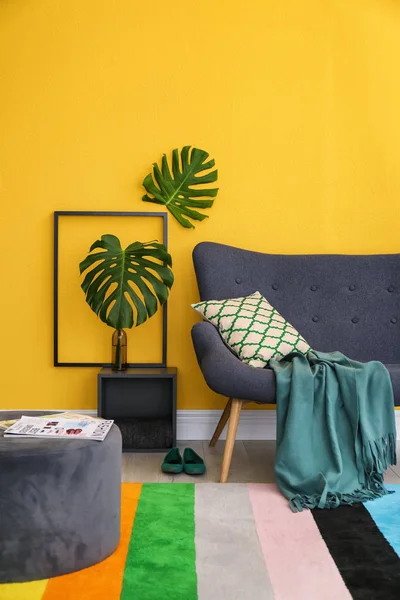 Elegante Wohnzimmereinrichtung Mit Bequemem Sofa Wohndesign Regenbogenfarben — Stockfoto