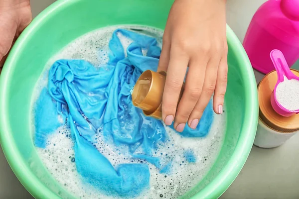 Mulher Adicionando Detergente Bacia Com Roupas Coloridas Vista Superior — Fotografia de Stock