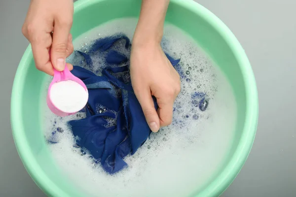 Mujer Añadiendo Detergente Lavabo Con Ropa Color Vista Superior — Foto de Stock