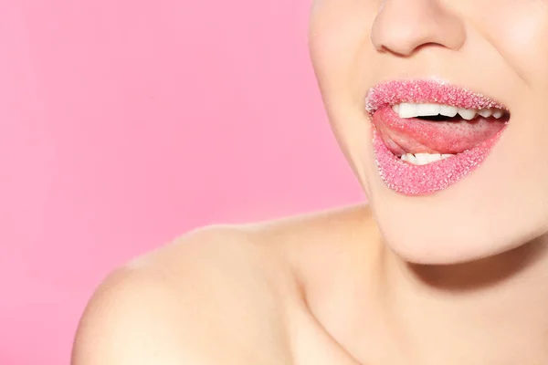 Piękny Model Młody Ustami Cukru Kolor Tła — Zdjęcie stockowe